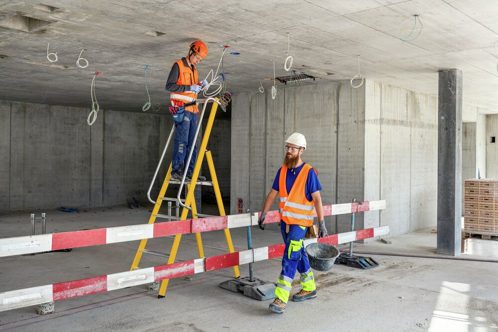 Sicher Arbeiten auf der leichten Plattformleiter. (Fotos: Suva/Dominik Wunderli)